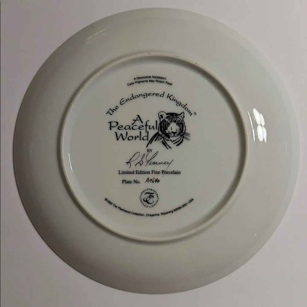 Vintage. FLEETWOOD Collection. Endangered Kingdom. PEACEFUL WORLD. Plate A 7640
